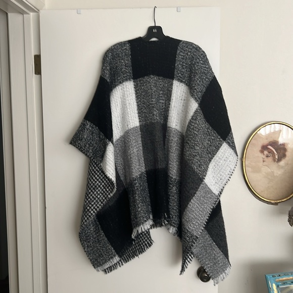 Plaid reversible pancho worn once - Picture 4 of 4